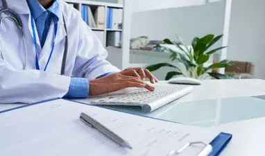 врач печатает на клавиатуре