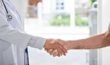 пациент жмет руку врачу