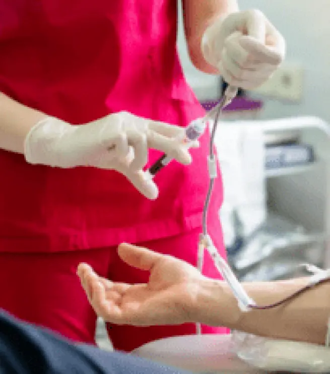 медсестра ставит капельницу