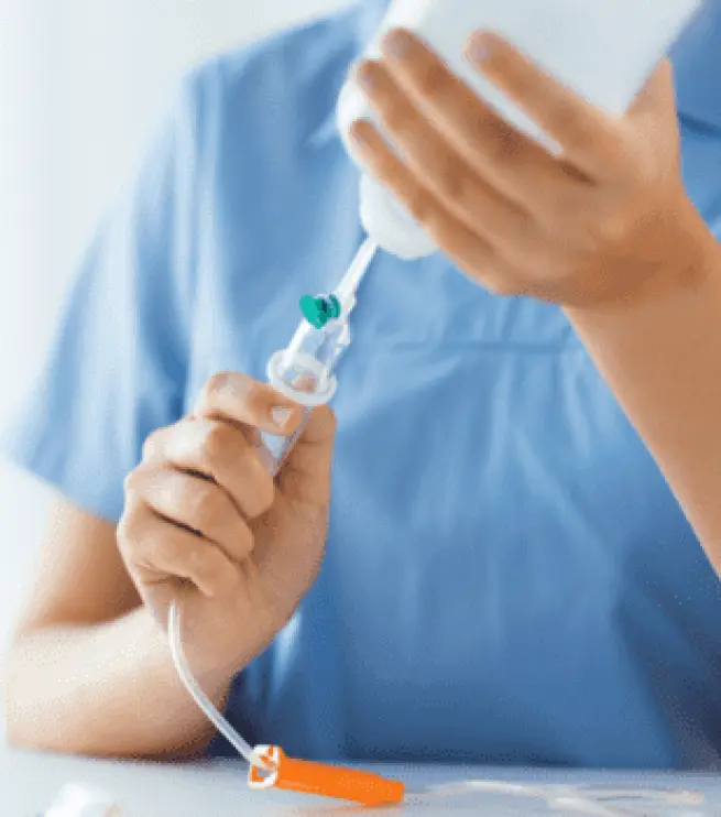 медсестра набирает лекарство в капельницу