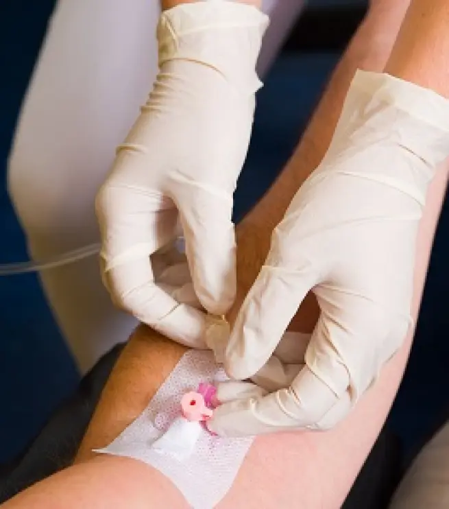 постановка капельницы пациенту