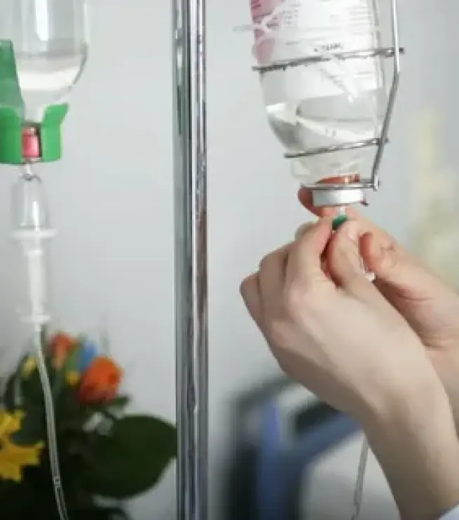 руки держат капельницу