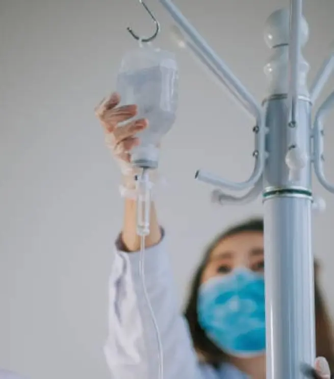 врач ставит капельницу