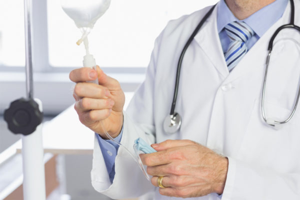 врач устанавливает капельницу для вывода из запоя