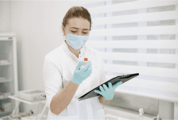 врач с препаратом для общеукрепляющей капельницы