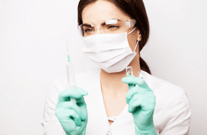 врач со шприцом для кодирования алкоголизма препаратом Вивитрол