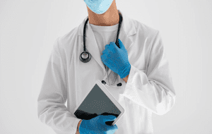 врач в белом халате готов оказать наркологическую помощь