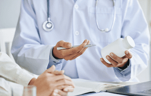 врач дает препараты для реабилитации наркозависимых