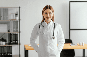 доктор который проводит лечение гиперактивности