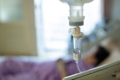 пациент лежит под капельницей фамотидина